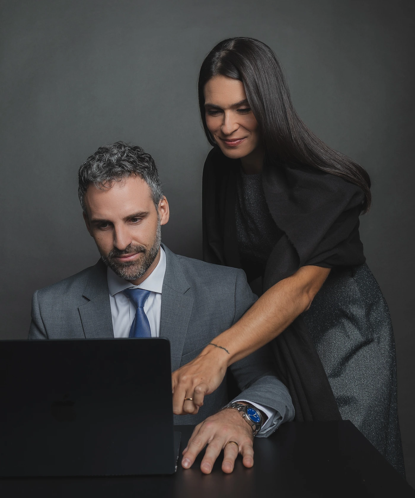Vinícius Branco e Beatriz Guerra trabalhando juntos durante um atendimento